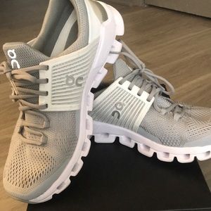 On cloud size 7.5 cloudswift white tennis shoes